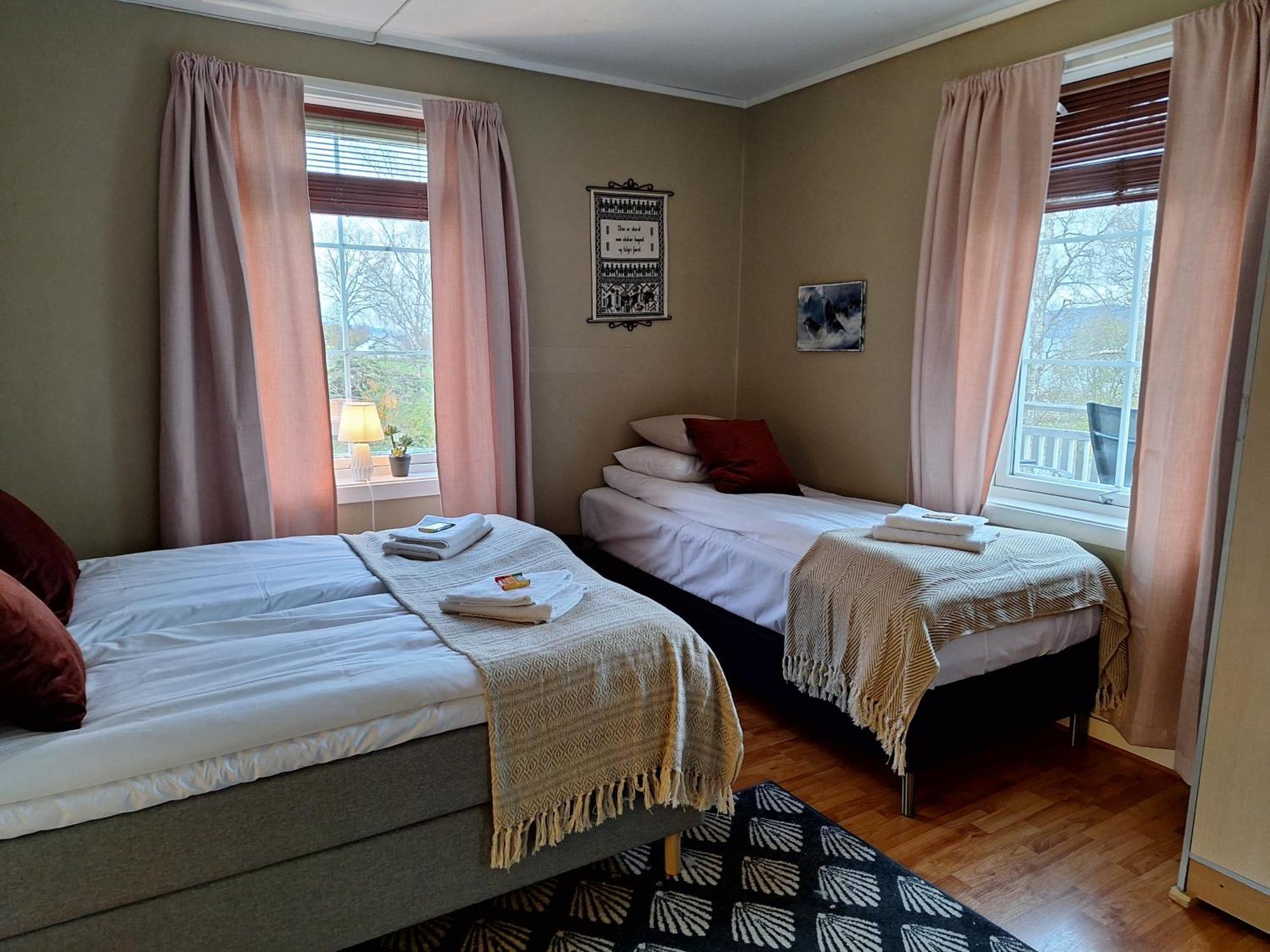 Privat Leilighet Pa Gard Med Badstue Og Nordlys 나르비크 외부 사진